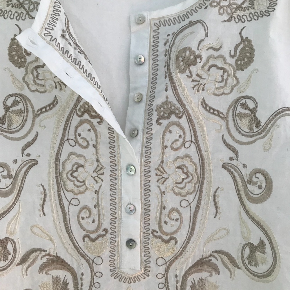 TUNIC STYLE BLOUSE.